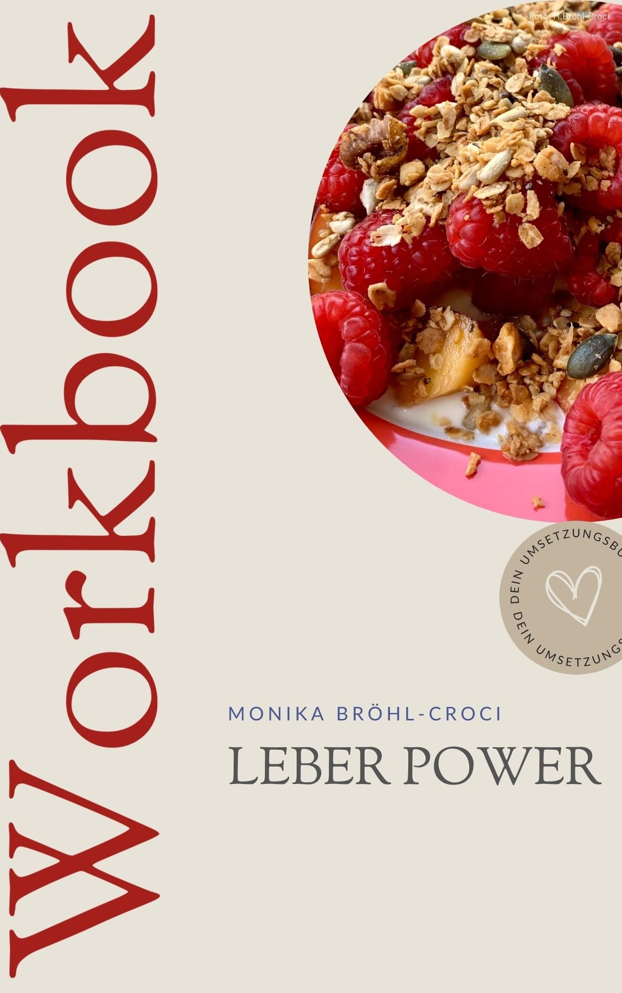 Arbeitshandbuch mit dem Titel "Leber Power" und einer Abbildung von Himbeeren und Müsli.