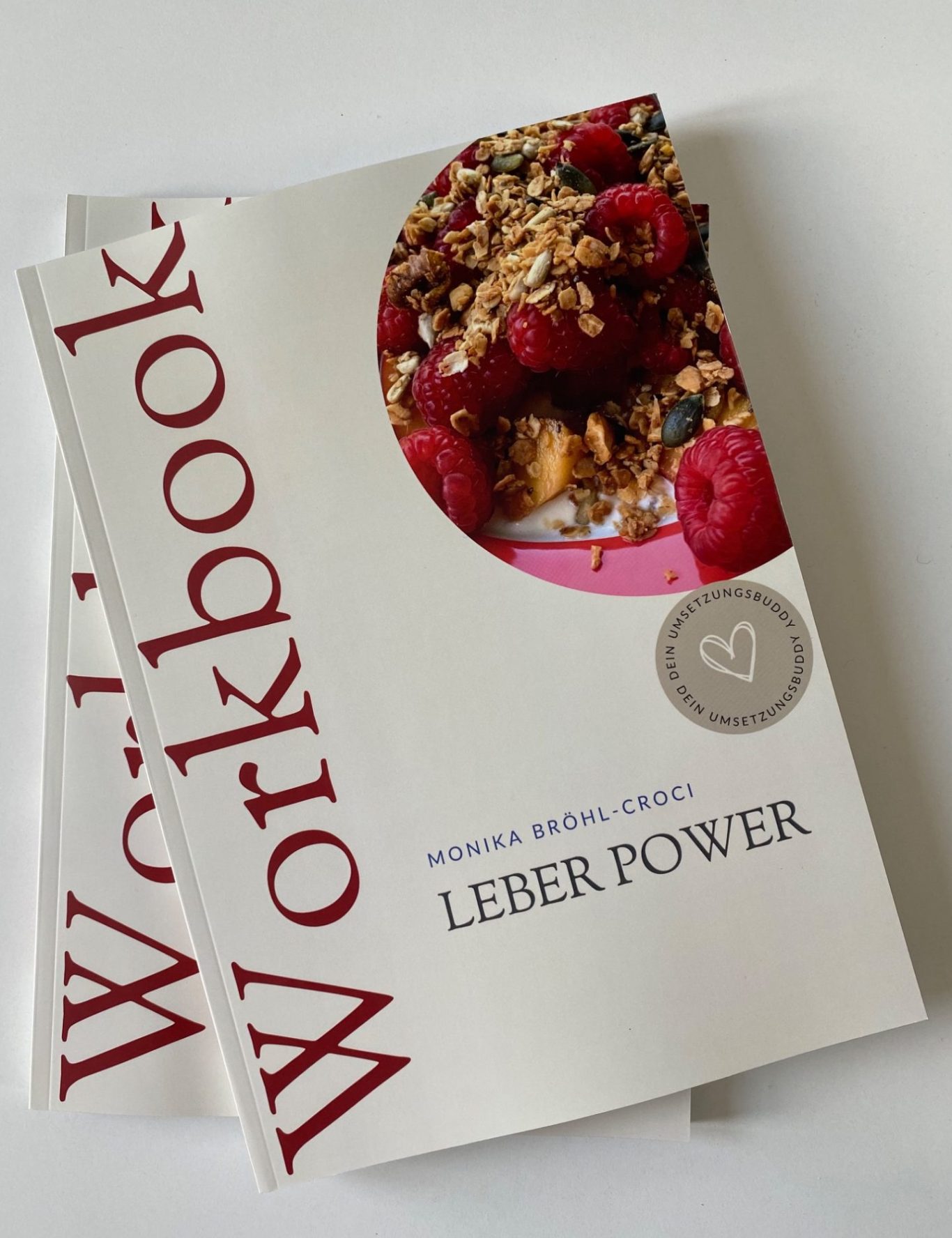 Leber Power Workbook Cover Ein Arbeitsbuch mit dem Titel "Leber Power" und einem Bild von Haferflocken mit Himbeeren.
